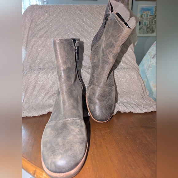 Sorel Dark Brown Ankle Boots 8.5. Excellent Condition Almost New. - Picture 2 of 8